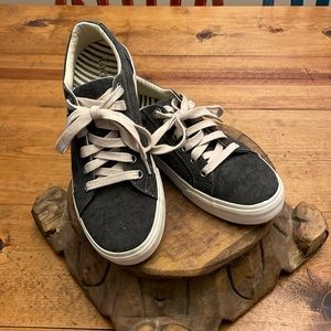 Taos grey sneakers size 9.5